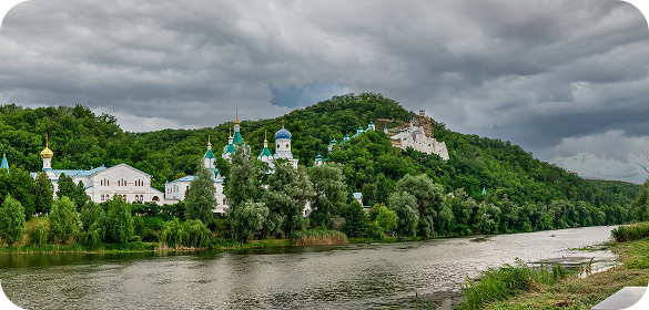 seversky-donets-river-near-svyatogorsk-sviatohirsk-lavra-sunny-summer-morning
